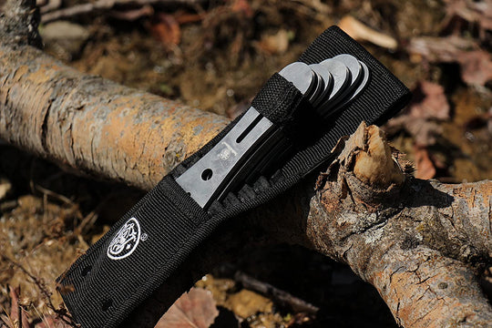 Smith &amp; Wesson Bullseye Throwing Products with Full Tang Stainless Steel Design and Protective Nylon Sheaths for Recreation and Competition